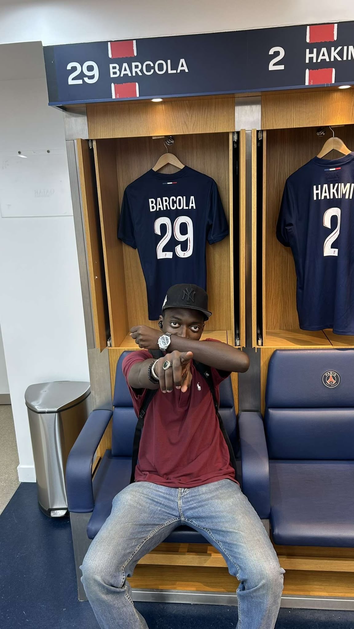 Dadinho assis dans les vestiaires du PSG